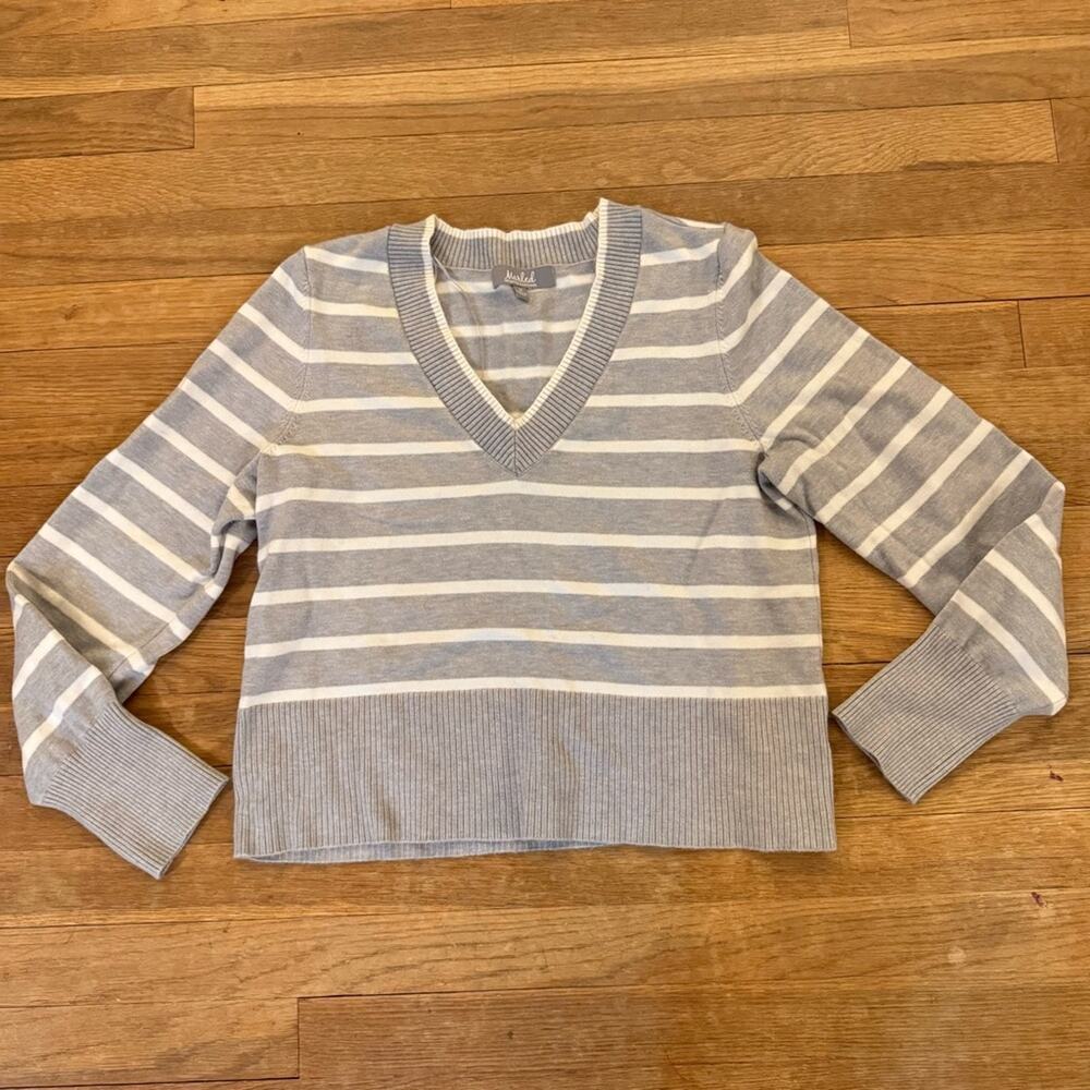 Marled gray white v-neck cropped long sleeve sweater shirt top size medium
b52